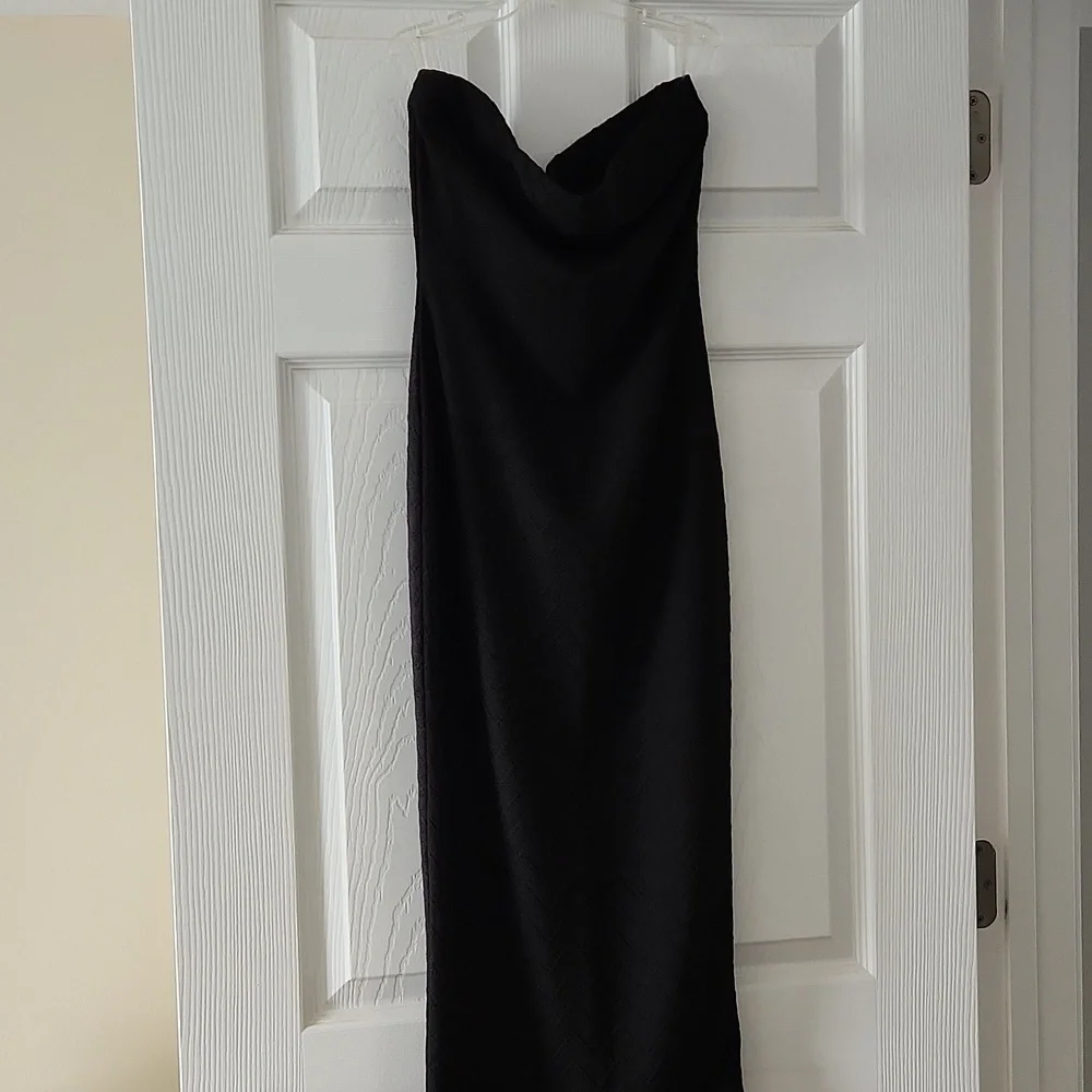 BLACK STRAPLESS DRESS - Picture 1 of 6